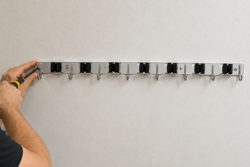 Plaats de houder aan de wand